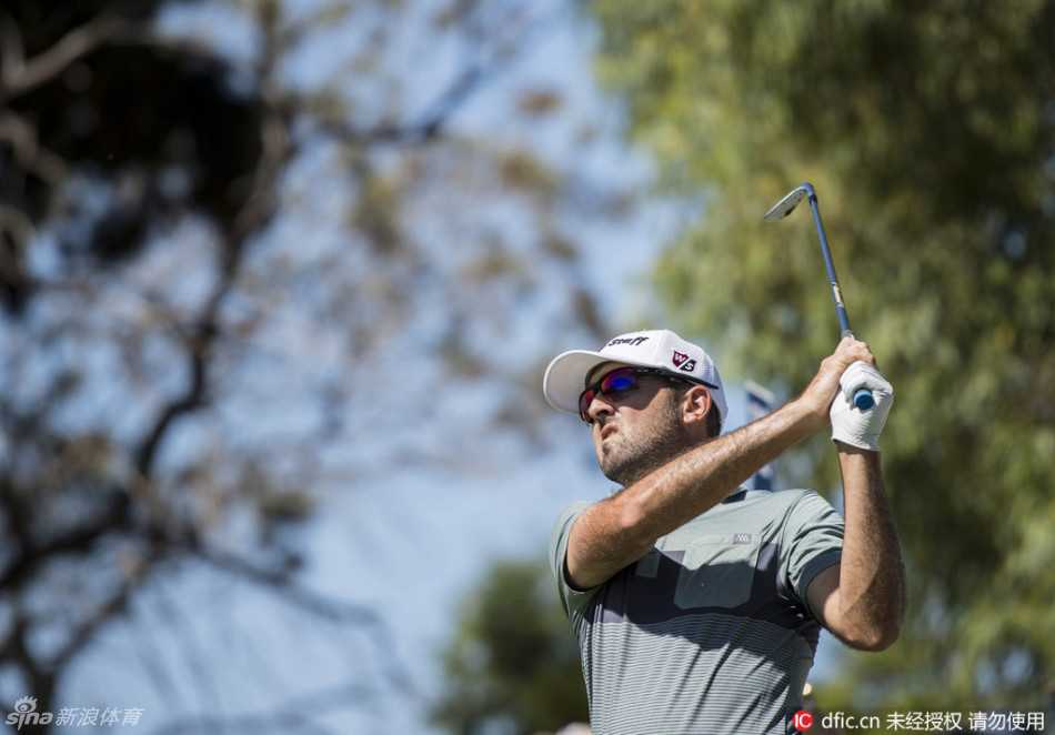 南非名将路易·乌修仁在球道沙坑中优雅救球，沙砾飞扬瞬间展现高超技艺