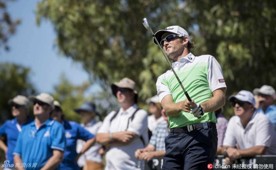 米哈辛在沙坑中处理困难球位，专注的神情与精准的挥杆路径清晰可见