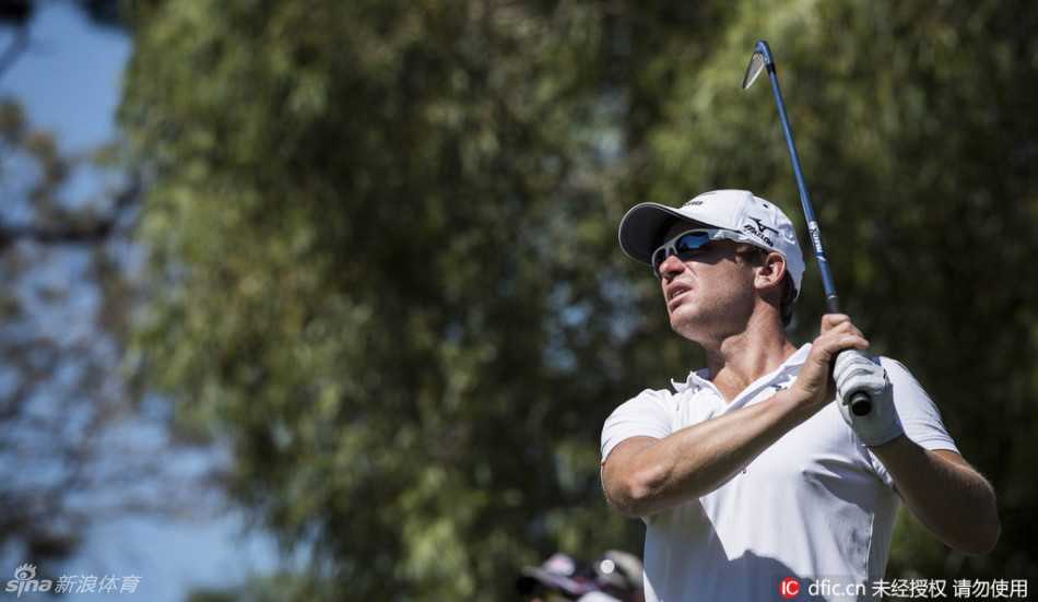 卡尔森在起伏的果岭上跪地仔细观察推杆线，展现职业球员的严谨与专注