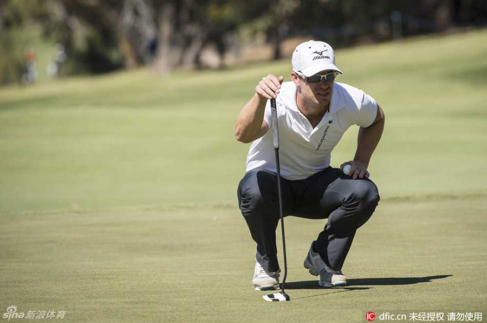 比赛现场阳光洒在修剪整齐的球道与沙坑上，构成一幅宁静而壮丽的高尔夫画卷