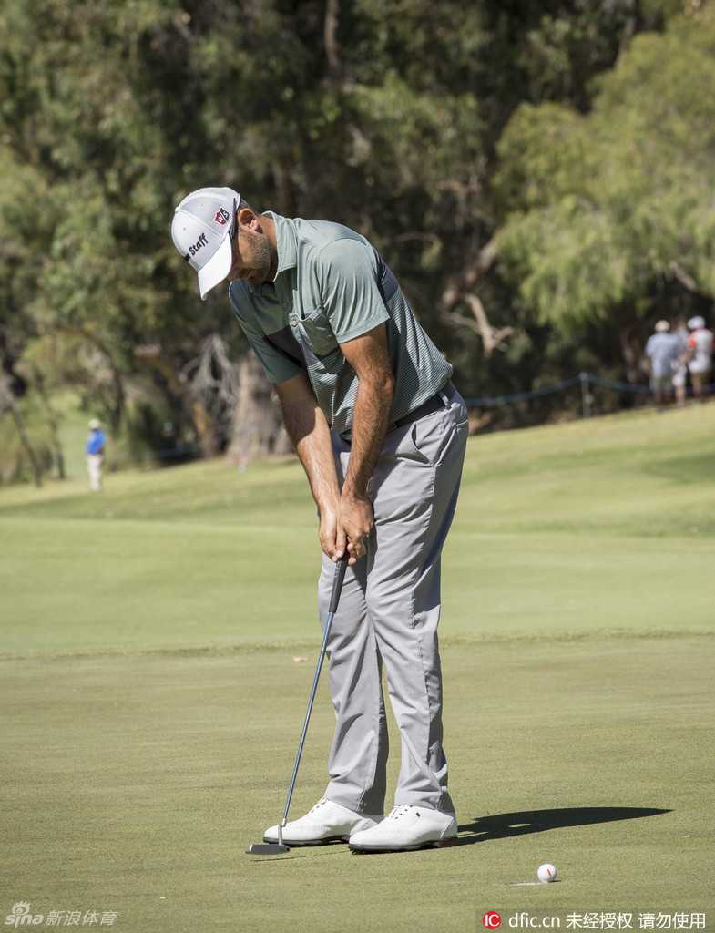 赛事观众聚集在佳瑞浦湖球场水障碍边，聚精会神观看球员挑战高风险击球