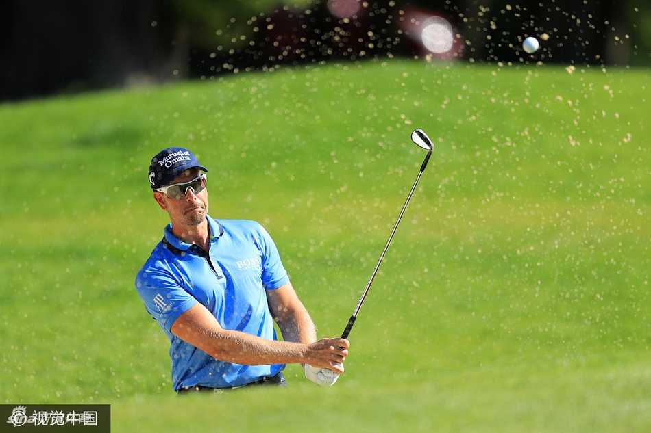 瑞典名将斯滕森在沙坑中全神贯注练习救球，沙砾飞扬瞬间展现精湛技巧