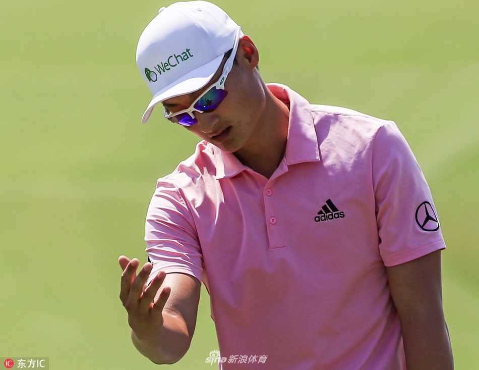 李昊桐在开球台全力挥杆，身体舒展充满力量，白色小球划过蔚蓝天空。