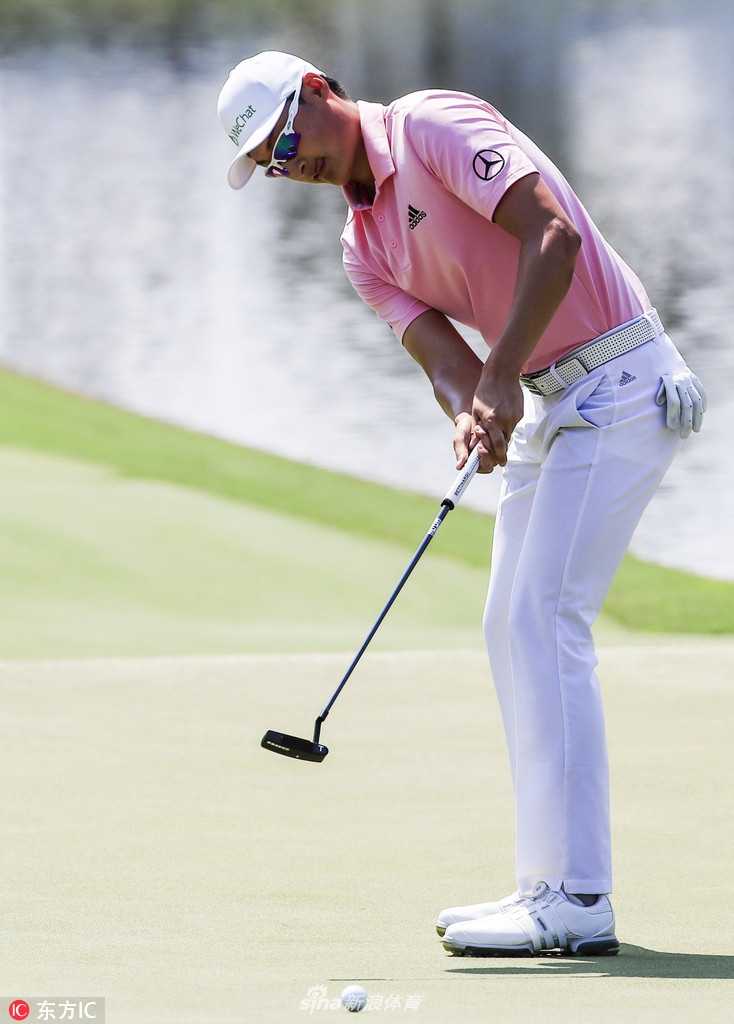 潘政琮在果岭上沉稳推击，目光如炬地锁定小球滚向洞杯的路线。