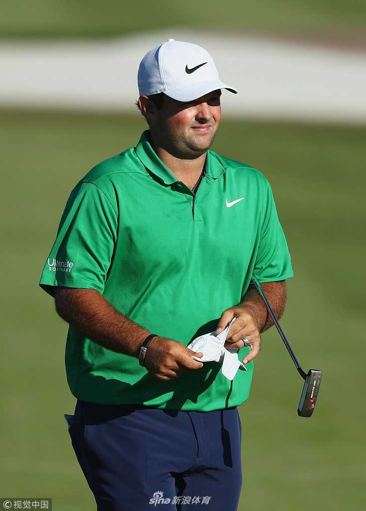 瑞德凝神准备推杆，眼神锐利如鹰，果岭的每一寸起伏都在他的掌握之中