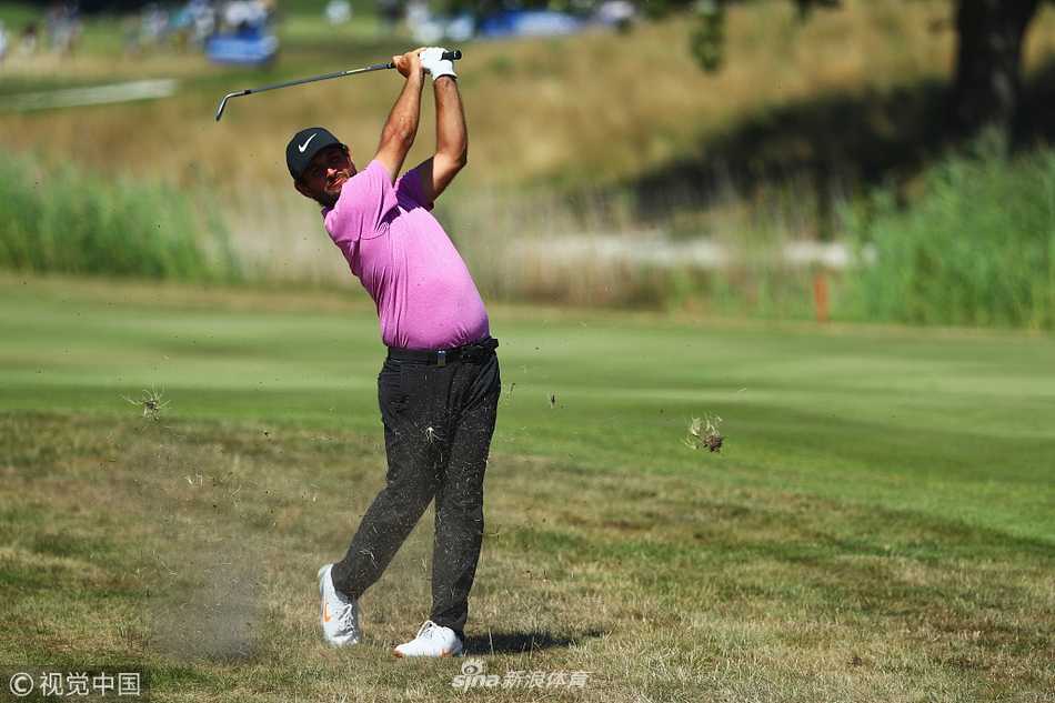 法国选手亚历山大-列维潇洒挥杆，动作流畅优雅，身影与自然背景融为一体