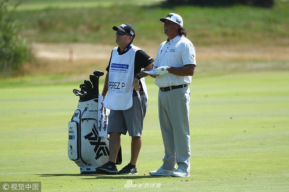 比赛现场全景，绿草如茵，沙坑水障点缀其间，宛如一幅精致的风景画