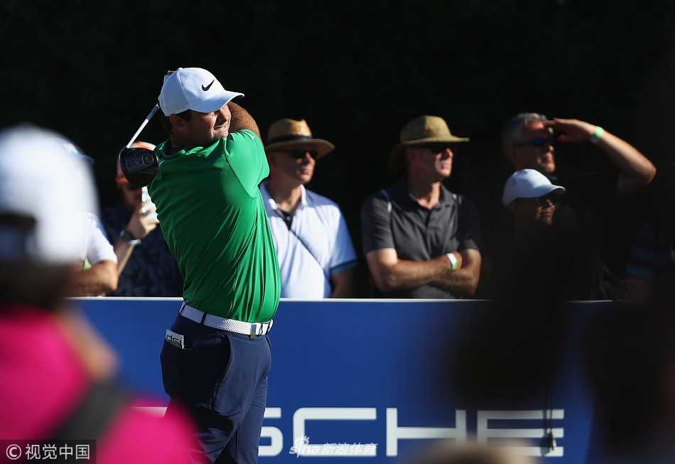 瑞德开球动作一气呵成，阳光洒在球杆上闪耀着竞技的光芒