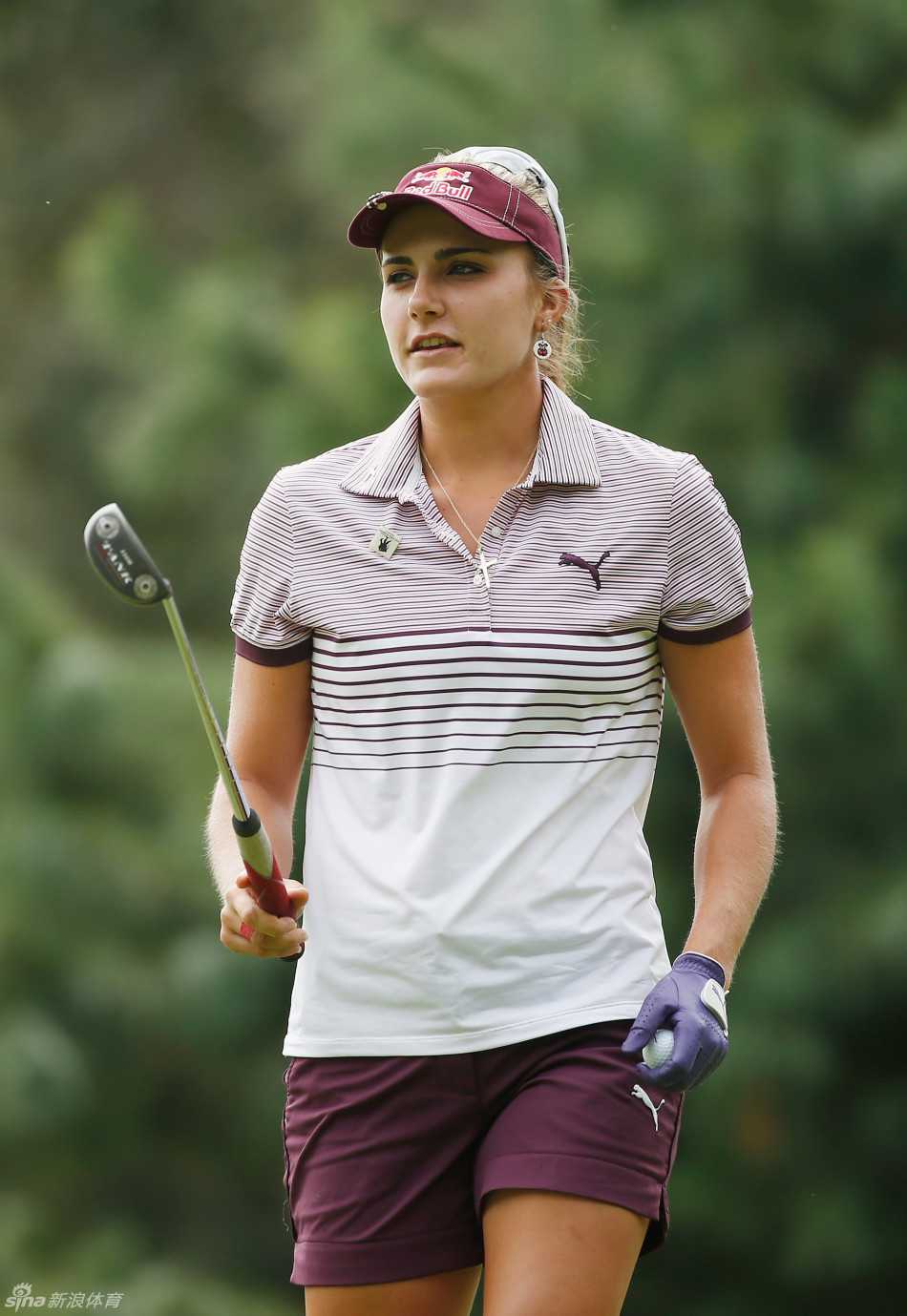 胜利时刻。球员在果岭上露出灿烂笑容，与搭档击掌庆祝，身后是广阔的球场，瞬间定格了团队协作与成功的喜悦。