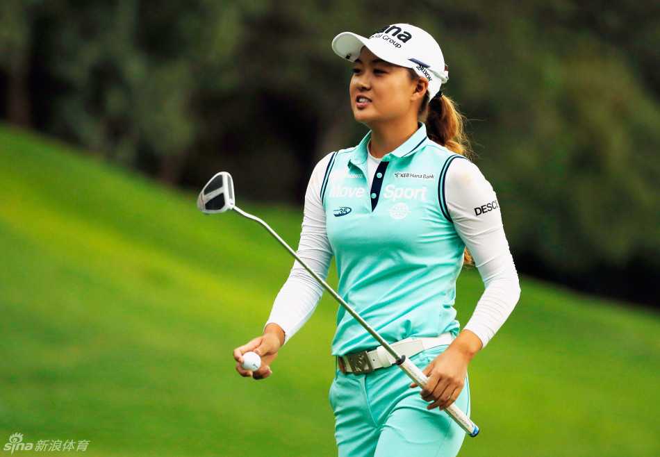 优雅同行。两位球员在球道上并肩前行，阳光洒在草地上，构成一幅充满合作精神与运动友谊的和谐画面。