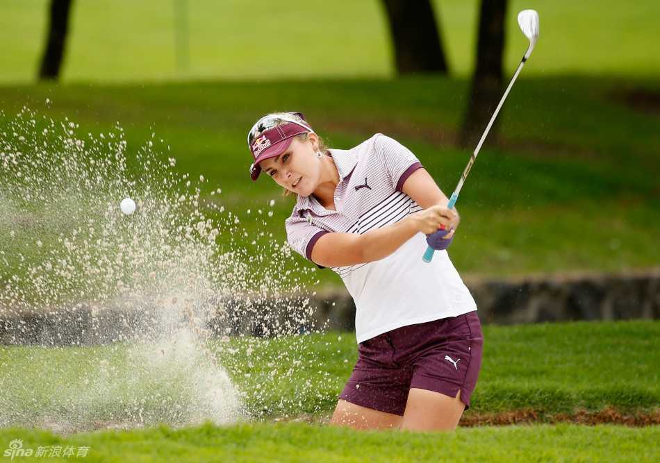 果岭抉择。球员在果岭旗旁俯身仔细观察草纹与坡度，手指轻触地面，为关键一推做最后的计算与准备。