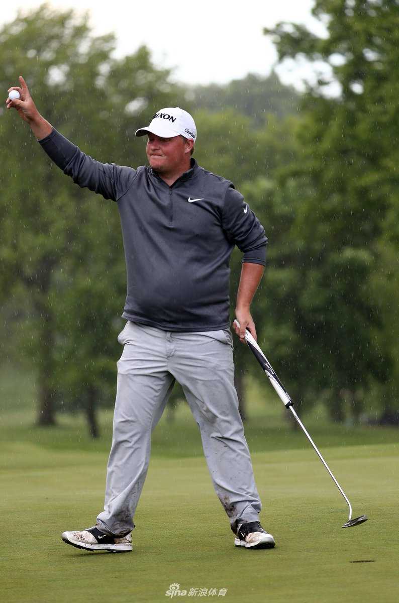 吉勒曼亲吻冠军奖杯，随后将目光投向母亲看台，那一刻荣耀与感恩交织。