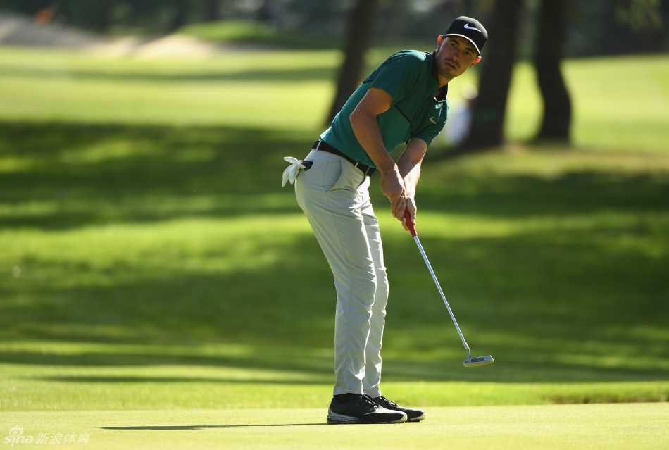 丹尼威利特在沙坑中沉稳救球，专注地凝视着果岭方向