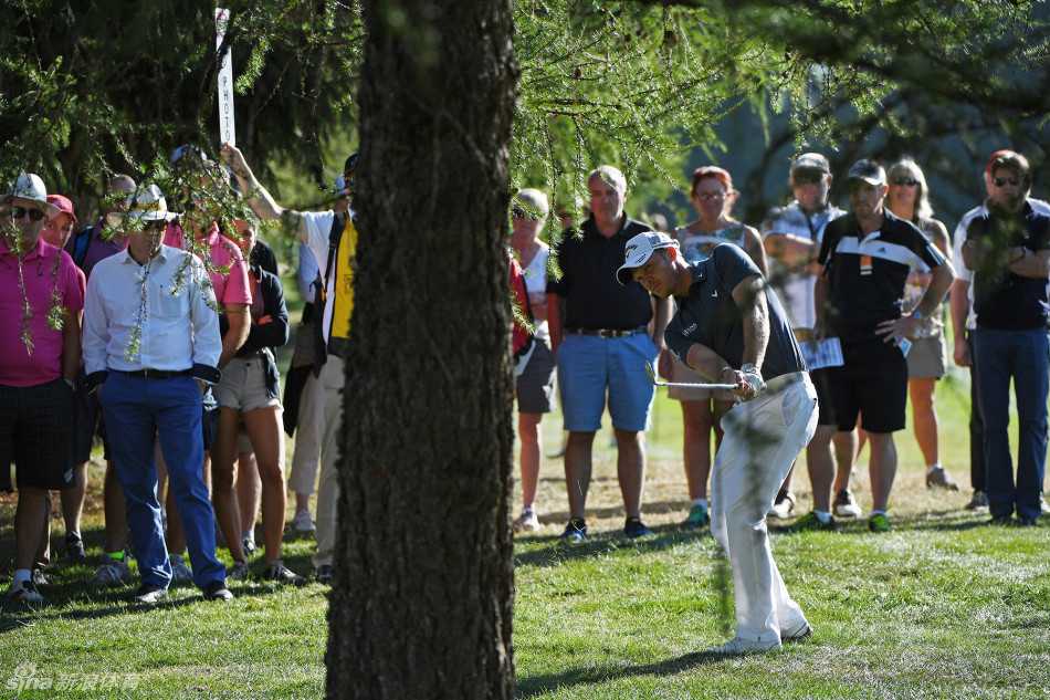 夕阳余晖洒在结束比赛的球场上，长长的影子陪伴着球员走向会所