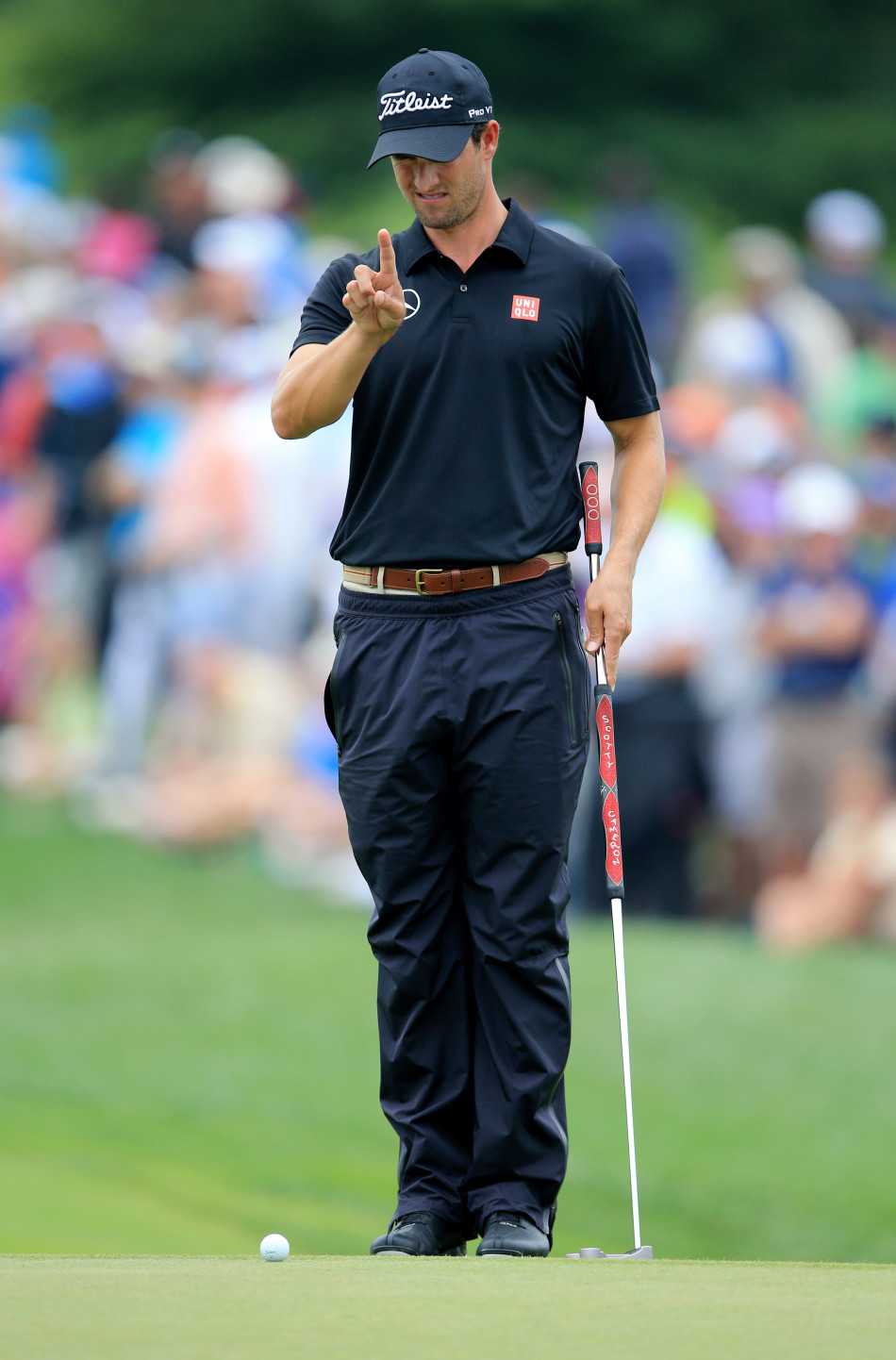 斯皮思在完成击球后提前转身，充满期待地目送小球飞向目标，年轻的脸上写满了对胜利的渴望与自信。