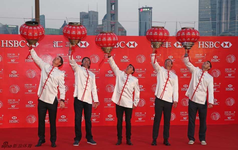 五位身着白色唐装的高尔夫巨星手持大红灯笼，在上海外滩璀璨的夜景映衬下合影，庆祝汇丰冠军赛十周年。