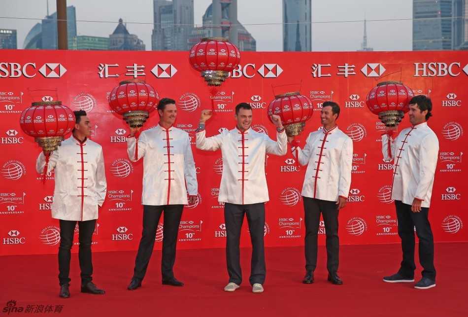 马丁·凯梅尔在成功挂起灯笼后，双手握拳振臂庆祝，脸上洋溢着孩童般纯粹而开心的笑容。