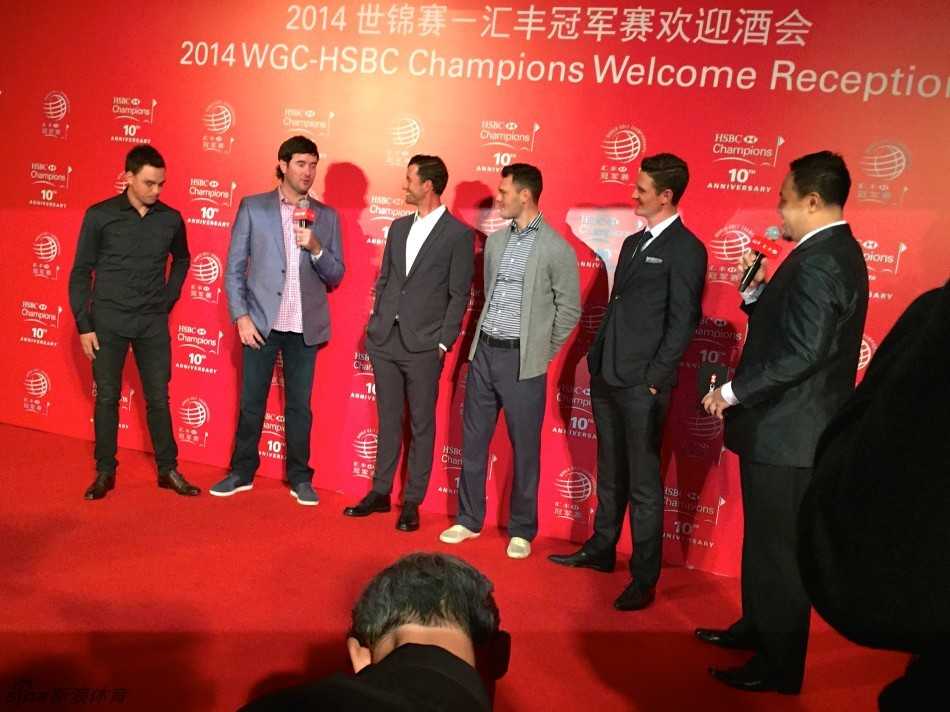 中国球员窦泽成侧身面对镜头，展露出一个清澈又充满自信的帅气笑容，尽显年轻运动员的朝气。