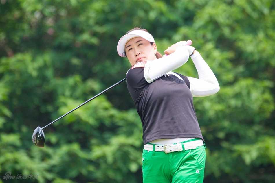 老将叶莉英在比赛中稳健挥杆，展现出伤愈归来的出色状态与专注