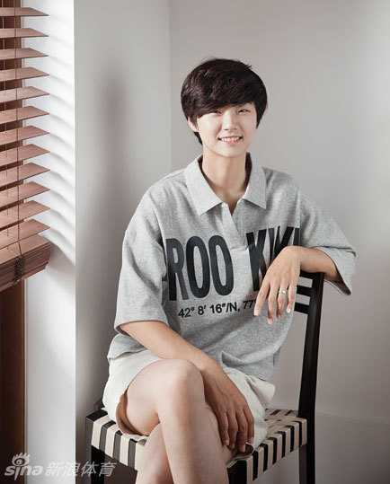 朴城炫一袭黑色抹胸晚礼服惊艳亮相颁奖礼，聚光灯下肌肤胜雪，眼神深邃而迷人