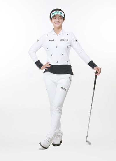 朴城炫身穿精致刺绣晚礼服，于古典廊柱前驻足，优雅身姿仿佛从油画中走出