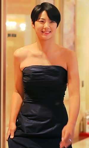 朴城炫以一身纯白套装置身摄影棚，眼神清澈姿态干练，尽显都市女性的独立与自信