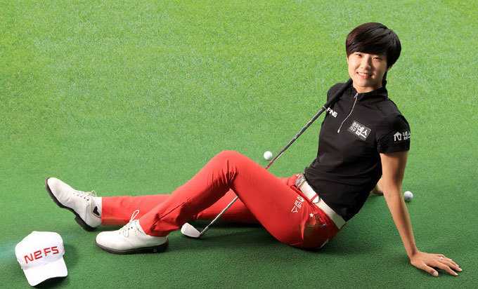 朴城炫漫步于街头，身着格纹休闲外套，回眸瞬间笑容清爽如微风拂面