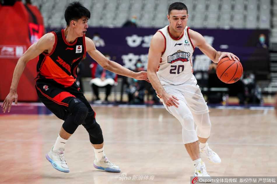 刘东在失去重心的情况下将球抛向篮筐，整个人摔倒在地，但眼神依然追随着篮球的轨迹，拼尽全力只为给球队争取一次得分机会。