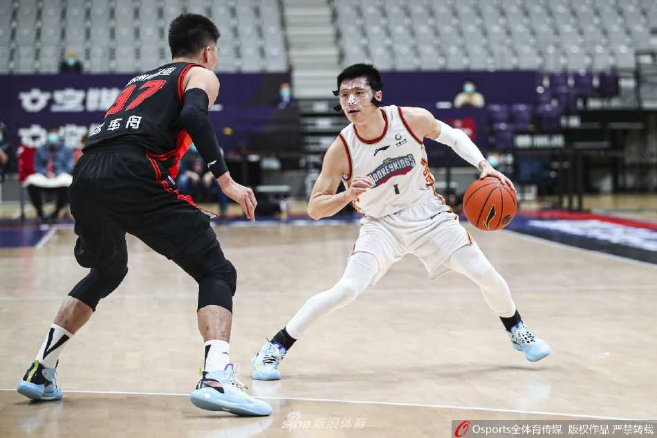 赵柏清高高跃起与对手拼抢篮板球，身体对抗中肌肉紧绷，脸上的青筋暴起，充满了年轻人的血性与对胜利的渴望。