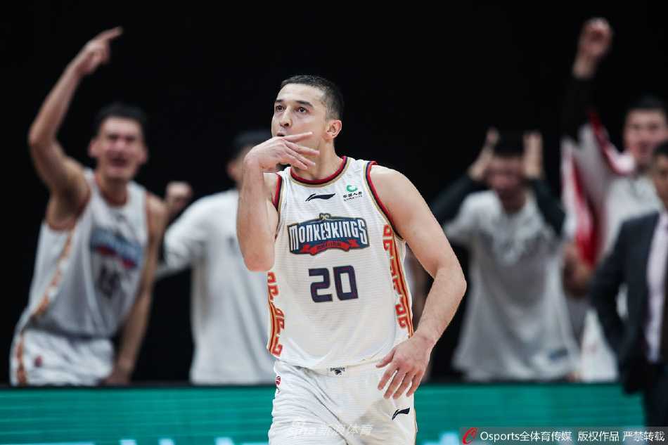 全队球员在场地中央围成一圈，肩并着肩，年轻的脸上写满了激动与喜悦，这场胜利是他们用汗水和不屈换来的最好礼物。