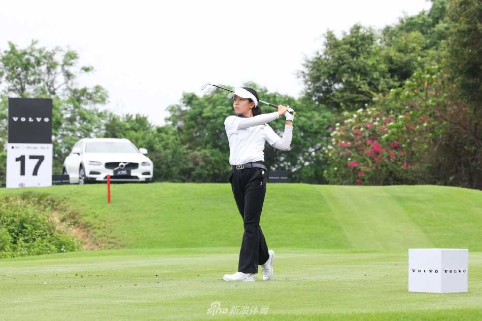 女子冠军彭严萱在比赛中优雅挥杆，白色小球在蔚蓝天空下划出一道完美弧线。