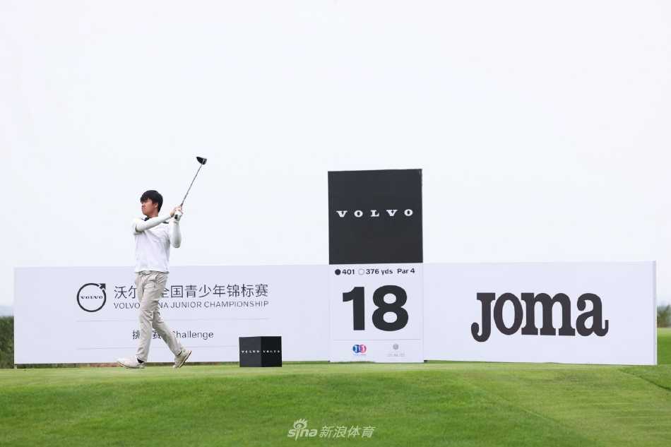 赛事颁奖典礼现场，获奖青少年选手们手持奖杯与证书，脸上洋溢着自豪与喜悦的笑容。