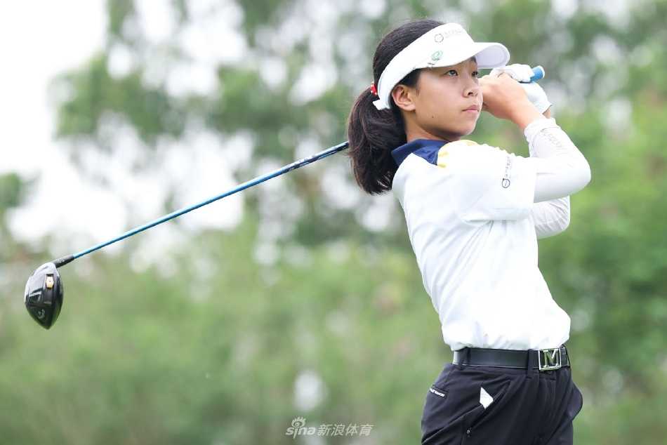 冠军马名睿在果岭上沉稳推杆，专注的眼神中透露着超越年龄的冷静与坚定。