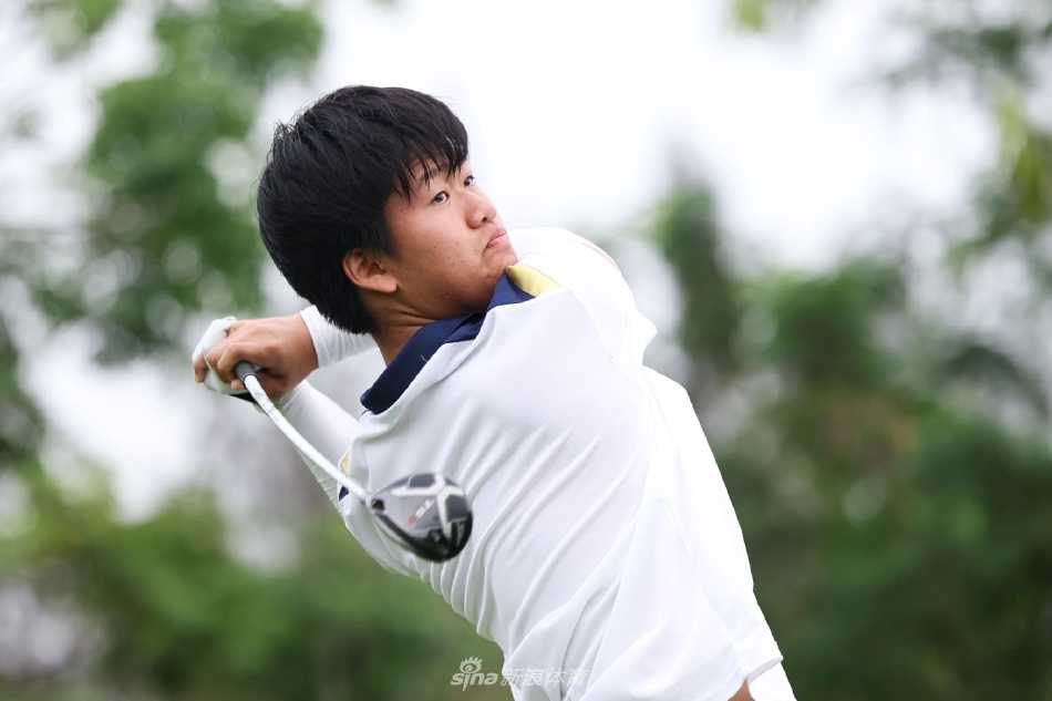 小球员在教练指导下专注练习推杆，每一个细节的打磨都为了下一刻赛场的绽放。