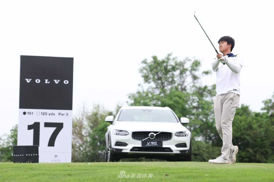 夕阳下的高尔夫球场宁静而美丽，见证了又一日的拼搏与梦想在此起航。