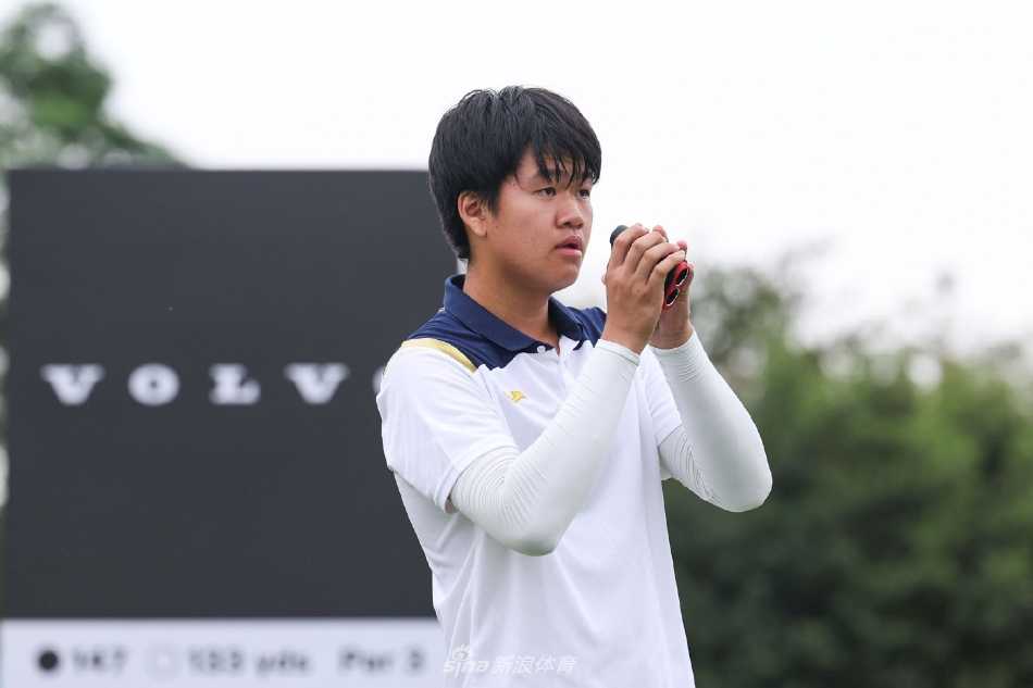 比赛间歇，两位小球员在草地上轻松交流，友谊与竞技共同生长在这片绿茵场上。