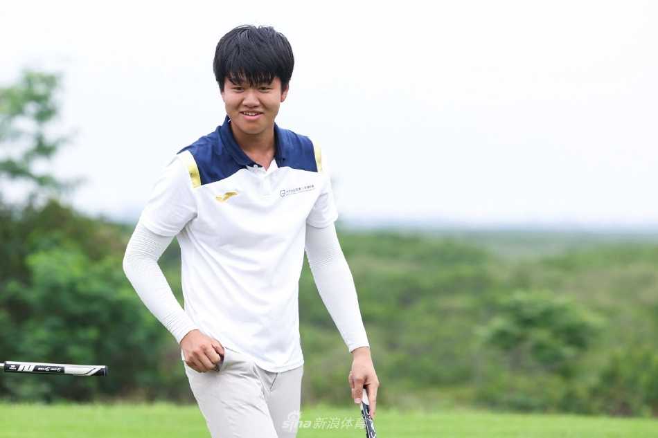 青少年选手在沙坑中冷静处理困难球位，展现出不屈不挠的竞赛精神。