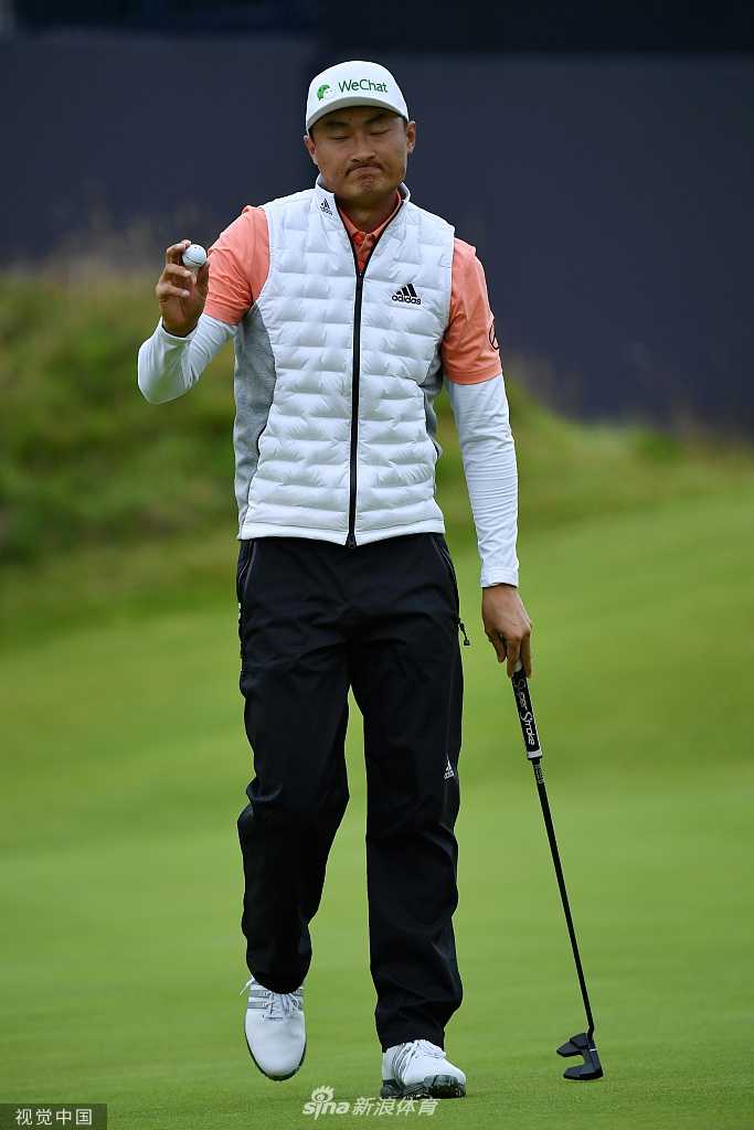 李昊桐在比赛中露出坚毅而专注的神情，眼神紧盯着小白球的飞行轨迹，展现了职业球员在赛场上的执着与投入。