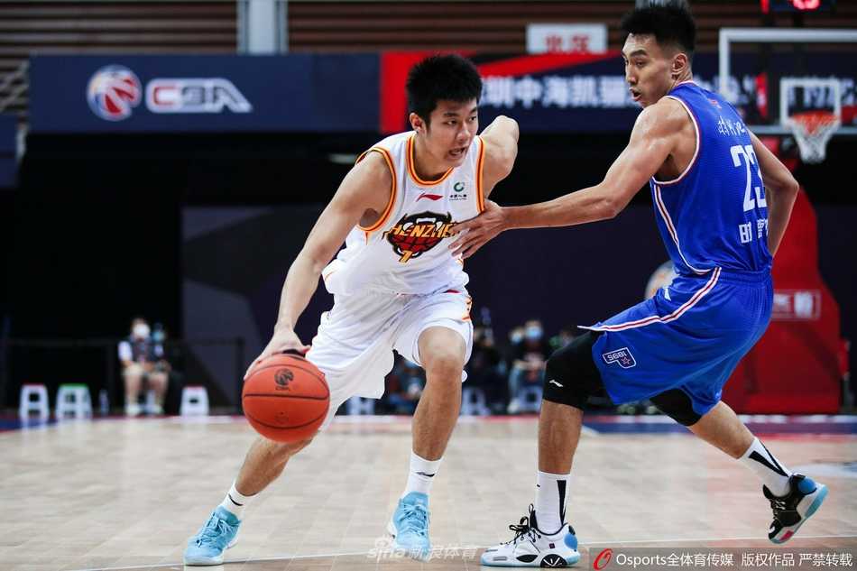 天津先行者队时德帅在失去重心的情况下，依然顽强地将球抛向篮筐，试图完成一次艰难的得分。