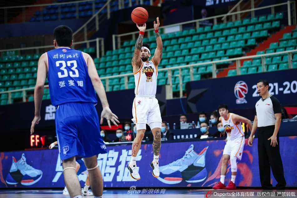 深圳马可波罗队球员沈梓捷在天津先行者队队员的包夹之下，高高跃起，强硬地将球放入篮筐。