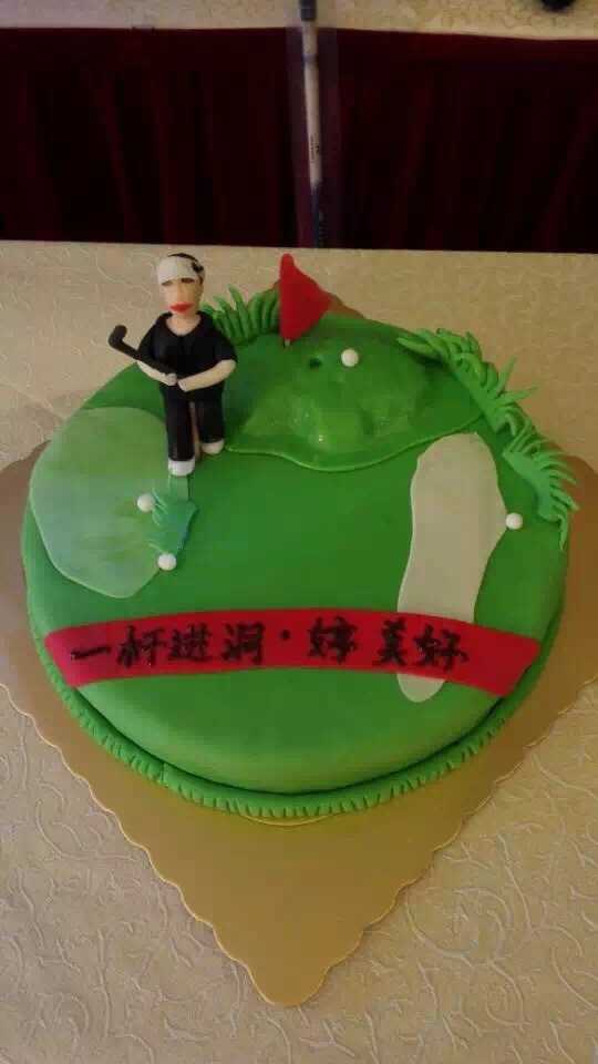 晚宴现场，三位身着优雅礼服的女士在背景板前亲密合影，她们笑容灿烂，齐心合力举起纪念品，展现出木兰队员之间的深厚情谊与活力。