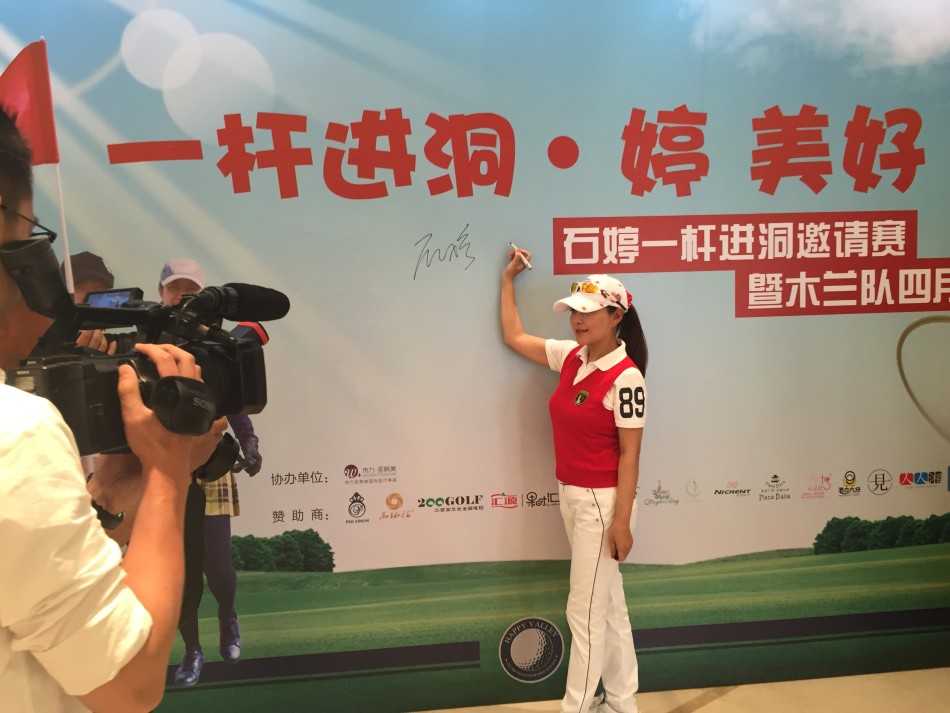 两位参与者正在晚宴背景板前兴奋地挥拳庆祝，动作充满力量感，脸上洋溢着发自内心的快乐与成就感。