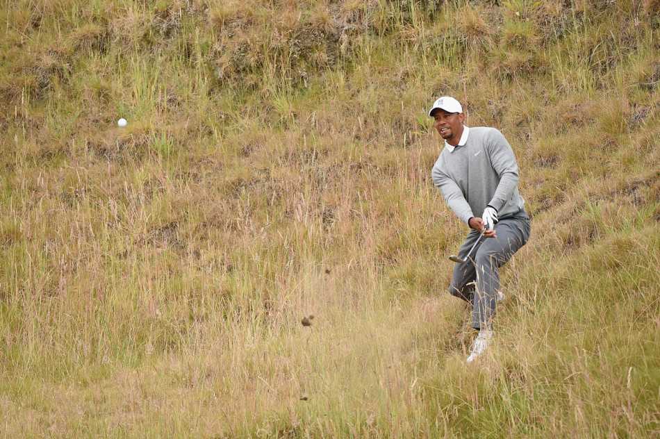 站在陡峭的斜坡上，伍兹调整身体重心，小心翼翼地摆好站姿，准备执行一次高难度的坡面救球击球。