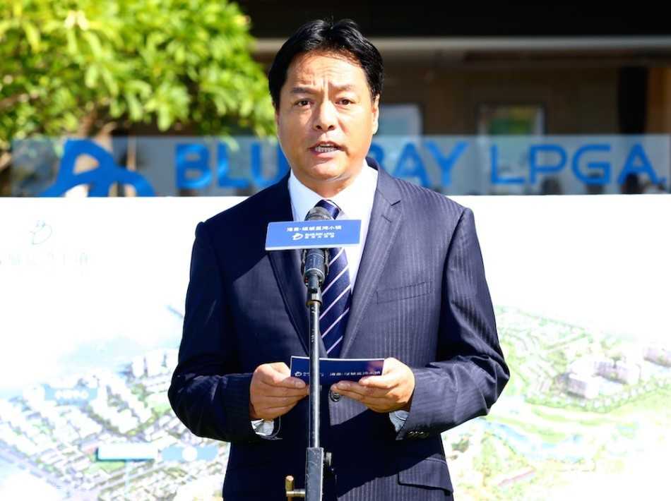 四位高球女神魏圣美、桑德拉·盖尔、林希妤、杰西卡·科达身着华丽礼服，在泳池边优雅合影，展现运动之外的时尚魅力。