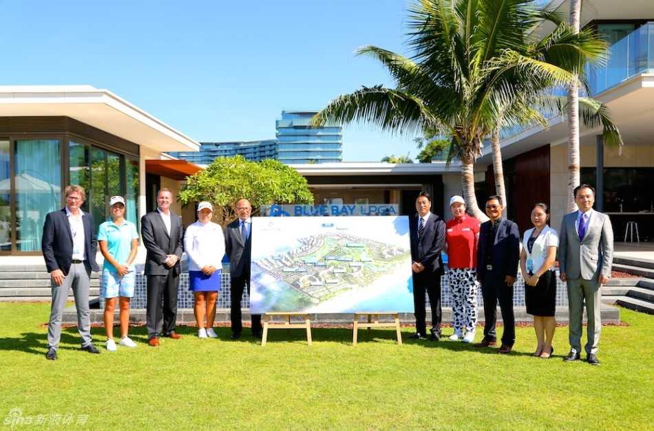 中国高尔夫球星冯珊珊在发布会上面带灿烂笑容，神情轻松，与现场媒体进行友好交流。