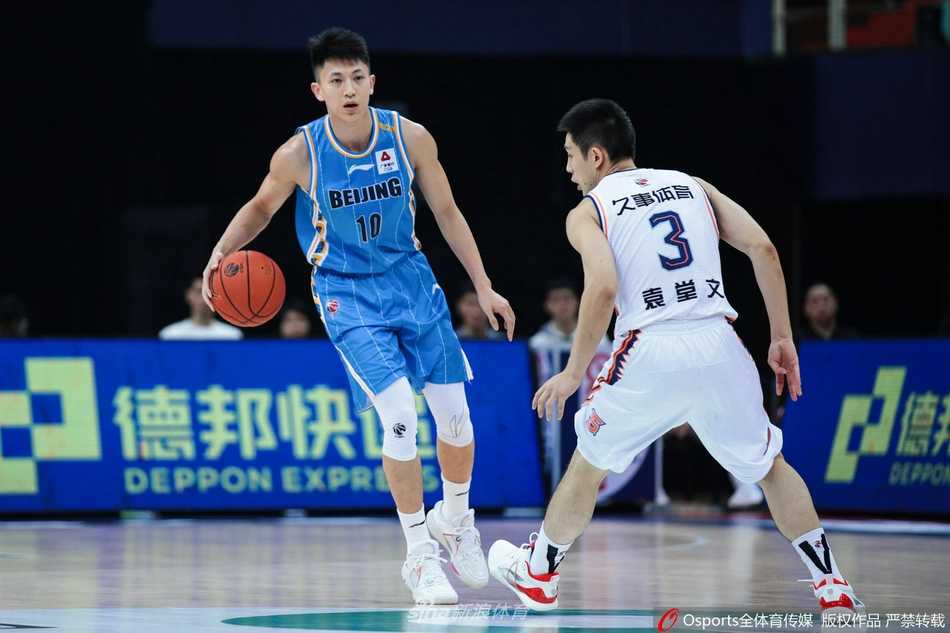 郭昊文运球突破时面对两人的夹击防守，依然奋力跃起试图将球传给队友