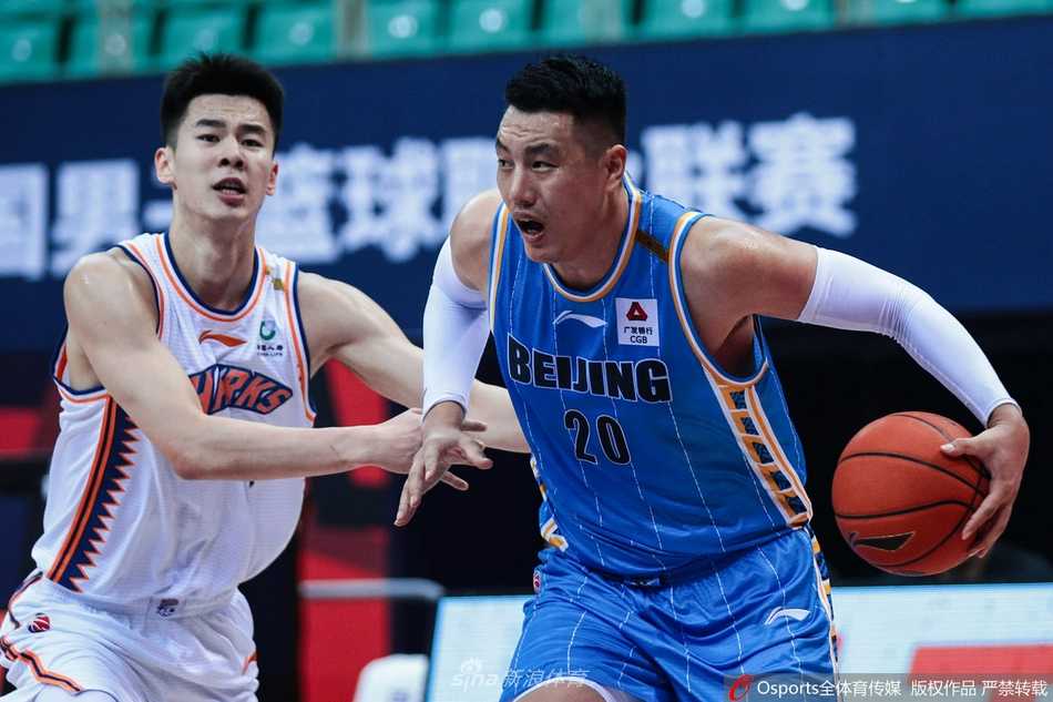 富兰克林运球过半场时遭到北京队王骁辉的贴身紧逼防守，两人手臂纠缠在一起