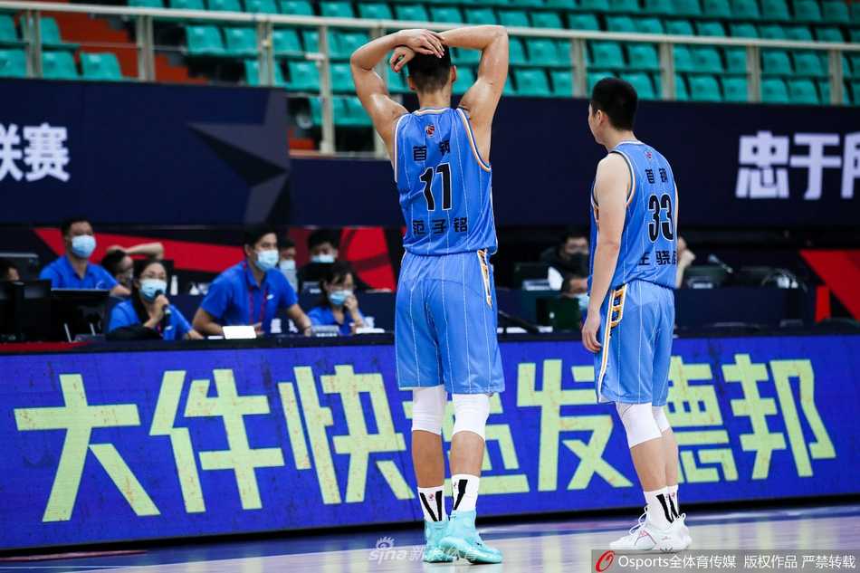 范子铭被吹罚违体犯规后无奈地坐在替补席，眼神中充满了不甘与迷茫