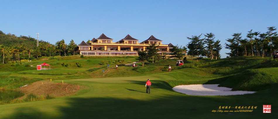 高尔夫球手在开阔球道上准备挥杆，背景是绵延的球场与热带森林