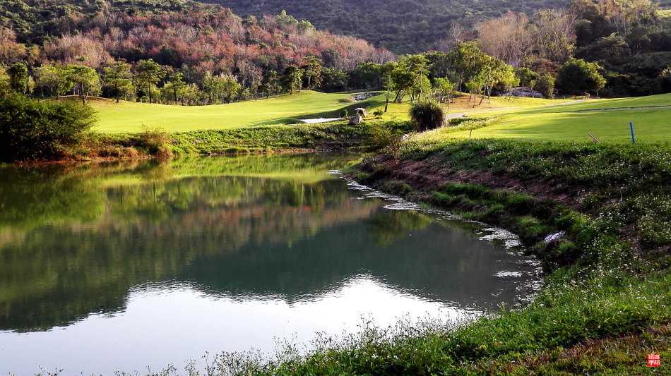 球场一角俯瞰图，展示球道、沙坑与水景的巧妙布局，如同大地艺术